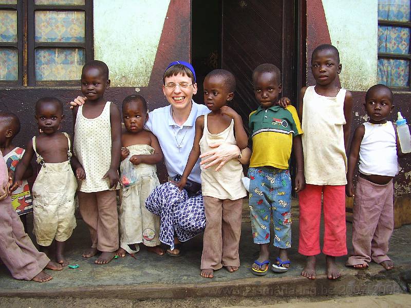 0059 Zr. Linda met de weeskinderen Bunia.JPG